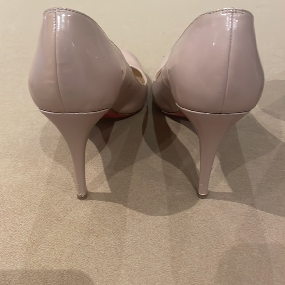 Christian Louboutin classic nude pump.  Size 38. Patent. - Picture 4 of 5